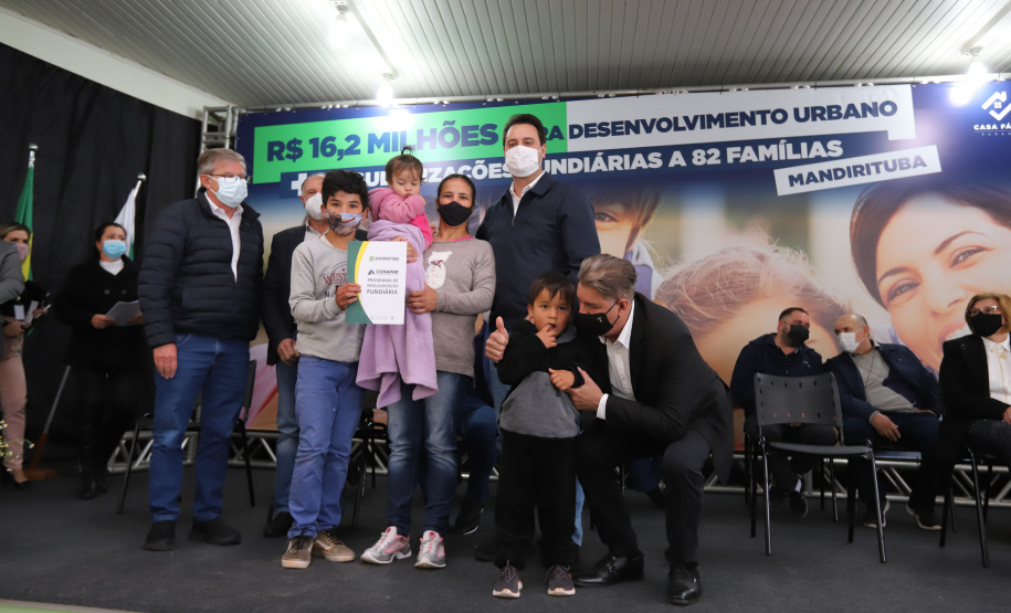 Mandirituba O governador Carlos Massa Ratinho Junior entrega nesta quinta-feira (23), em Mandirituba, na Região Metropolitana de Curitiba, 82 títulos de regularização fundiária para moradores dos bairros São João e Vila Queimados. E tambem libera R$ 1,3 milhão para pavimentação de vias. 23/09/2021 - Foto: Geraldo Bubniak/AEN