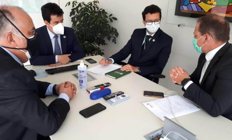 Ministério confirma 99 mil doses para adolescentes com comorbidades; lote chega na sexta .
A confirmação foi feita pelo secretário-executivo do Ministério, Rodrigo Cruz, à comitiva da Secretaria de Estado da Saúde que esteve em Brasília para tratar do assunto. Foto:SESA