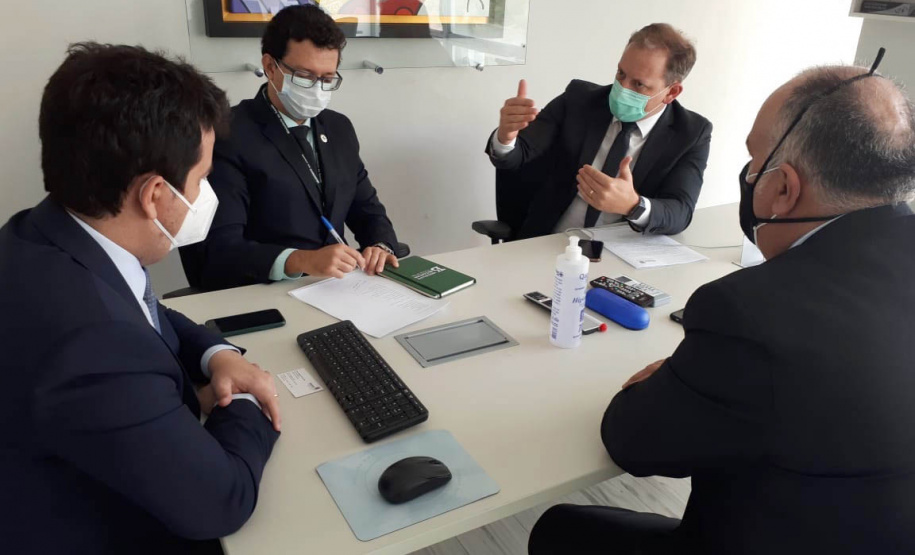 Ministério confirma 99 mil doses para adolescentes com comorbidades; lote chega na sexta .
A confirmação foi feita pelo secretário-executivo do Ministério, Rodrigo Cruz, à comitiva da Secretaria de Estado da Saúde que esteve em Brasília para tratar do assunto. Foto:SESA