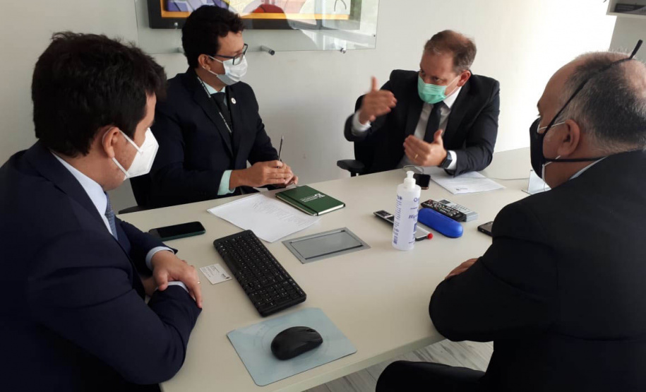 Ministério confirma 99 mil doses para adolescentes com comorbidades; lote chega na sexta .
A confirmação foi feita pelo secretário-executivo do Ministério, Rodrigo Cruz, à comitiva da Secretaria de Estado da Saúde que esteve em Brasília para tratar do assunto. Foto:SESA