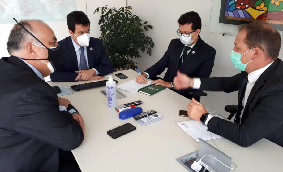 Ministério confirma 99 mil doses para adolescentes com comorbidades; lote chega na sexta .
A confirmação foi feita pelo secretário-executivo do Ministério, Rodrigo Cruz, à comitiva da Secretaria de Estado da Saúde que esteve em Brasília para tratar do assunto. Foto:SESA