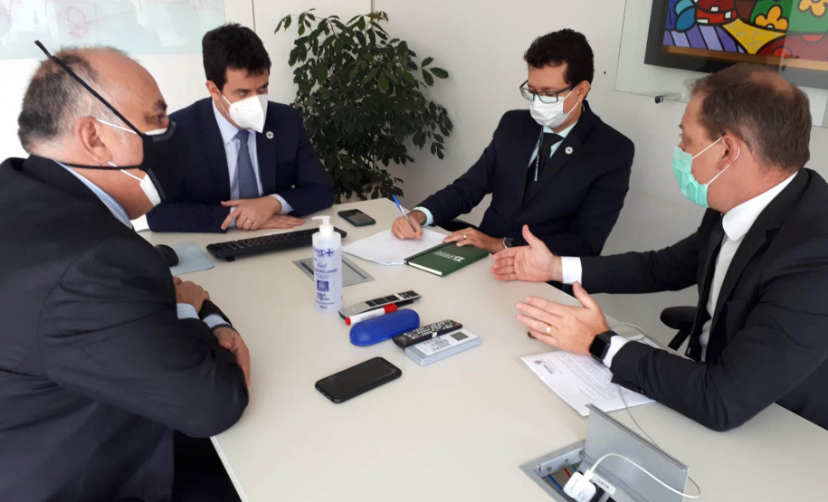 Ministério confirma 99 mil doses para adolescentes com comorbidades; lote chega na sexta .
A confirmação foi feita pelo secretário-executivo do Ministério, Rodrigo Cruz, à comitiva da Secretaria de Estado da Saúde que esteve em Brasília para tratar do assunto. Foto:SESA