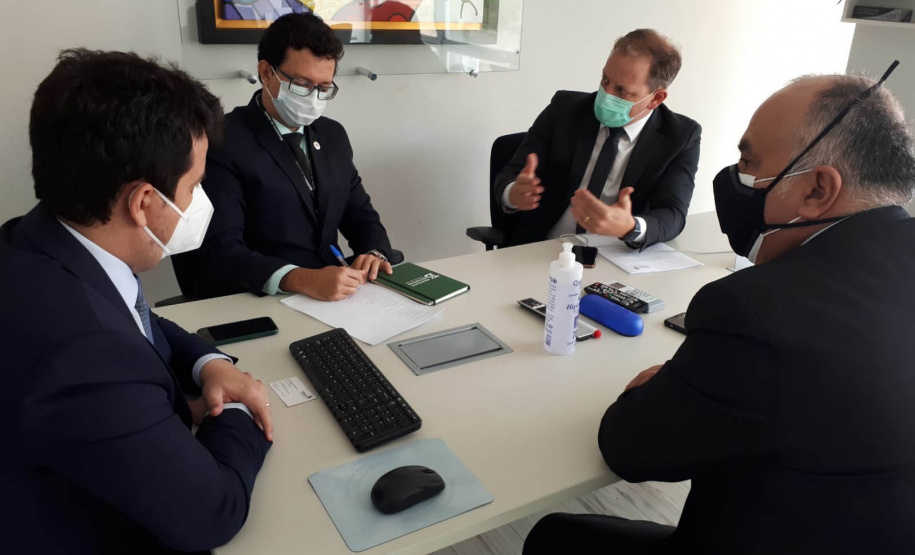 Ministério confirma 99 mil doses para adolescentes com comorbidades; lote chega na sexta .
A confirmação foi feita pelo secretário-executivo do Ministério, Rodrigo Cruz, à comitiva da Secretaria de Estado da Saúde que esteve em Brasília para tratar do assunto. Foto:SESA