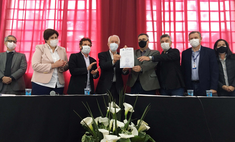 Assinatura de autorização para reformas e reparo no Hospital de Dermatologia Sanitária do Paraná . Foto: Américo Antonio/SESA