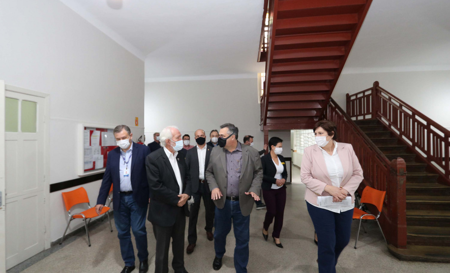 Assinatura de autorização para reformas e reparo no Hospital de Dermatologia Sanitária do Paraná . Foto: Américo Antonio/SESA