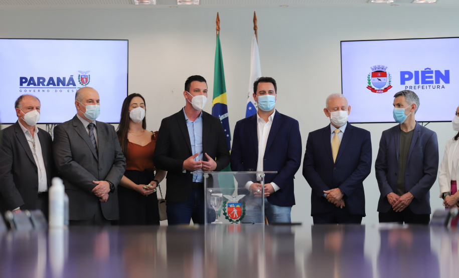 Pien O governador Carlos Massa Ratinho Junior assina nesta terca-feira (21), a liberaçao de recursos para investimentos ao lado do Prefeito de Pien, Maicon Tiguera. - 21/09/2021 - Foto: Geraldo Bubniak/AEN