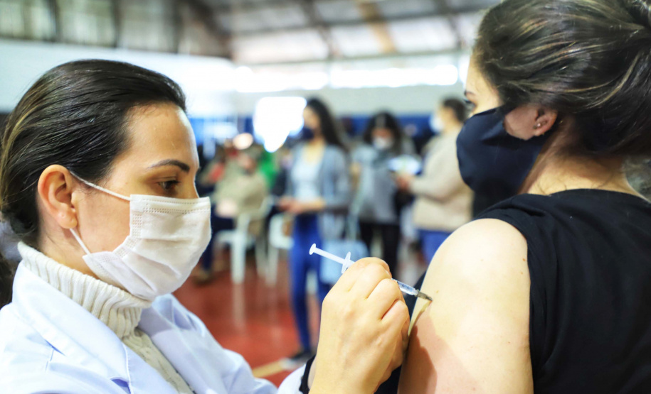 Mais de 8,3 milhões de paranaenses já começaram sua imunização contra a Covid-19, o equivalente a 95,28% da população adulta imunizada com ao menos uma dose (D1 ou dose única). O marco foi ultrapassado nesta sexta-feira (24), mostrando a alta adesão do Estado à campanha de vacinação. Foram alvo da campanha 8.308.620 pessoas acima de 18 anos, de um total estimado em 8.720.953 no Estado.Foto: José Fernando Ogura/AEN