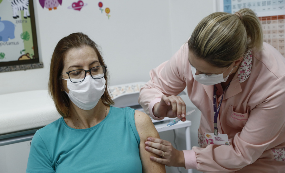 Mais de 8,3 milhões de paranaenses já começaram sua imunização contra a Covid-19, o equivalente a 95,28% da população adulta imunizada com ao menos uma dose (D1 ou dose única). O marco foi ultrapassado nesta sexta-feira (24), mostrando a alta adesão do Estado à campanha de vacinação. Foram alvo da campanha 8.308.620 pessoas acima de 18 anos, de um total estimado em 8.720.953 no Estado.Foto: Jonathan Campos/AEN