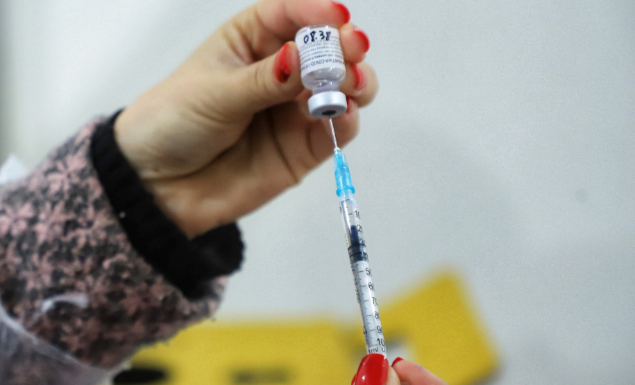 Mais de 8,3 milhões de paranaenses já começaram sua imunização contra a Covid-19, o equivalente a 95,28% da população adulta imunizada com ao menos uma dose (D1 ou dose única). O marco foi ultrapassado nesta sexta-feira (24), mostrando a alta adesão do Estado à campanha de vacinação. Foram alvo da campanha 8.308.620 pessoas acima de 18 anos, de um total estimado em 8.720.953 no Estado.Foto: José Fernando Ogura/AEN