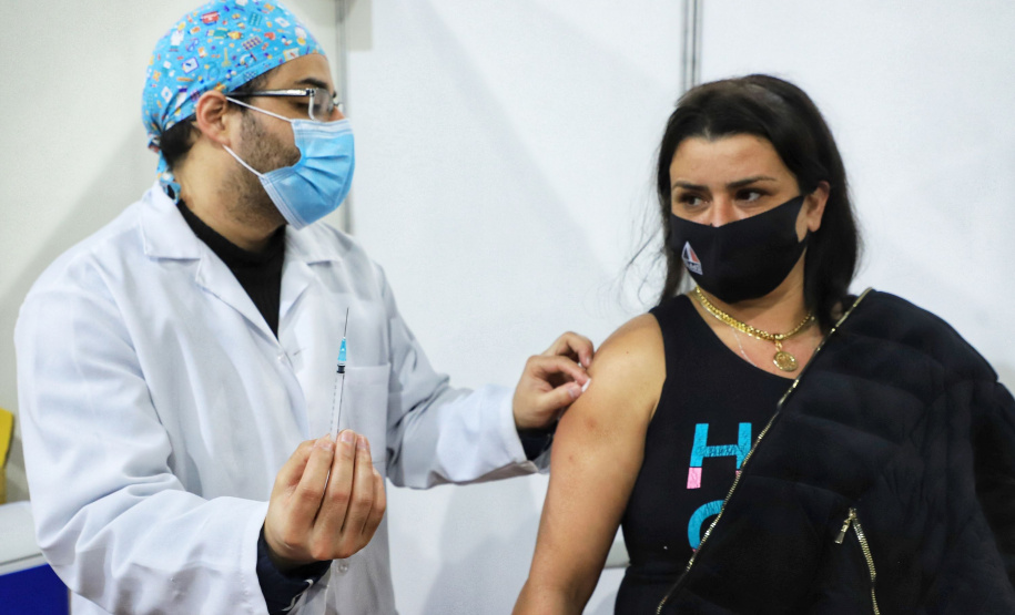 Mais de 8,3 milhões de paranaenses já começaram sua imunização contra a Covid-19, o equivalente a 95,28% da população adulta imunizada com ao menos uma dose (D1 ou dose única). O marco foi ultrapassado nesta sexta-feira (24), mostrando a alta adesão do Estado à campanha de vacinação. Foram alvo da campanha 8.308.620 pessoas acima de 18 anos, de um total estimado em 8.720.953 no Estado.Foto: José Fernando Ogura/AEN