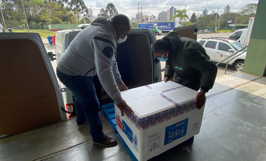 Paraná recebe 55,2 mil vacinas contra a Covid-19 para segunda dose; 229,3 mil chegam à noite  -  Foto: Andressa Desyreé/SESA