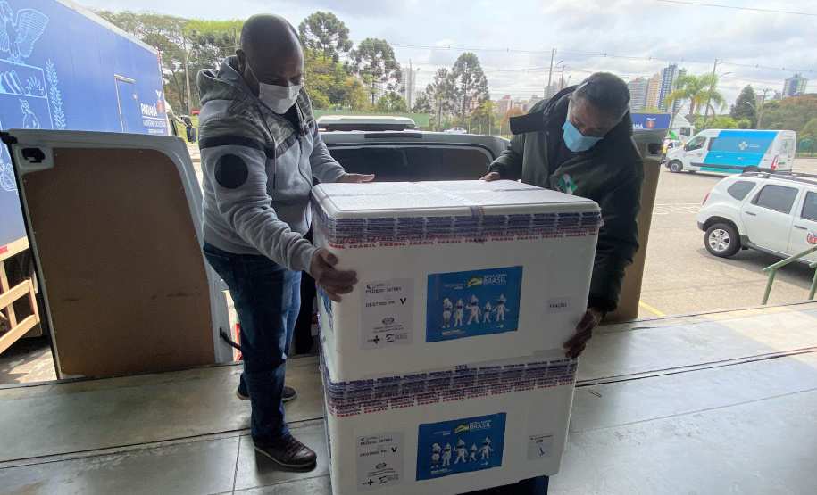 Paraná recebe 55,2 mil vacinas contra a Covid-19 para segunda dose; 229,3 mil chegam à noite  -  Foto: Andressa Desyreé/SESA
