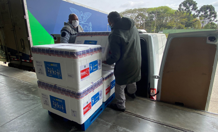 Paraná recebe 55,2 mil vacinas contra a Covid-19 para segunda dose; 229,3 mil chegam à noite  -  Foto: Américo Antonio/SESA