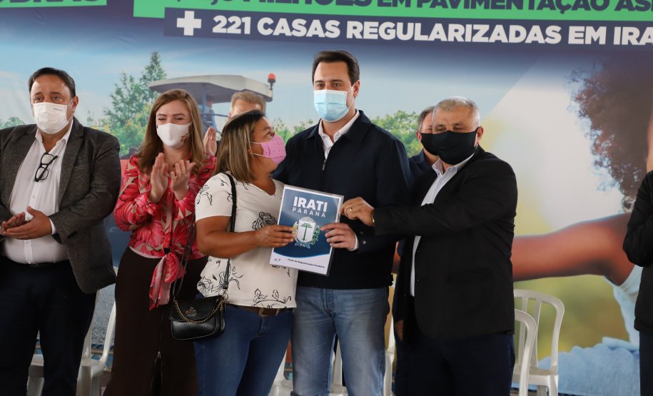 Governador Carlos Massa Ratinho Junior entrega Títulos de Regularização Fundiária e libera recursos em Irati -  Irati, 24/09/2021  -  Foto: Ari Dias/AEN