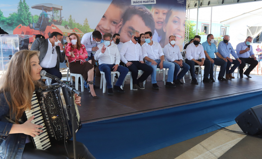 O governador Carlos Massa Ratinho Junior entrega nesta sexta-feira (24), para Inácio Martins, no Centro-Sul do Estado, 202 títulos de regularização fundiária para moradores do bairro São Roque. E tambem  libera R$ 2 milhões para pavimentação de vias.   24/09/2021 - Foto: Geraldo Bubniak/AEN