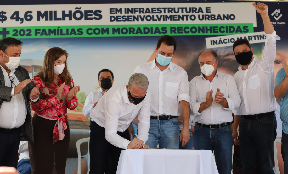 O governador Carlos Massa Ratinho Junior entrega nesta sexta-feira (24), para Inácio Martins, no Centro-Sul do Estado, 202 títulos de regularização fundiária para moradores do bairro São Roque. E tambem  libera R$ 2 milhões para pavimentação de vias.   24/09/2021 - Foto: Geraldo Bubniak/AEN