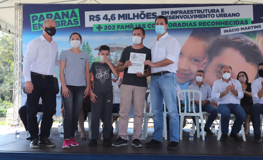 O governador Carlos Massa Ratinho Junior entrega nesta sexta-feira (24), para Inácio Martins, no Centro-Sul do Estado, 202 títulos de regularização fundiária para moradores do bairro São Roque. E tambem  libera R$ 2 milhões para pavimentação de vias.   24/09/2021 - Foto: Geraldo Bubniak/AEN