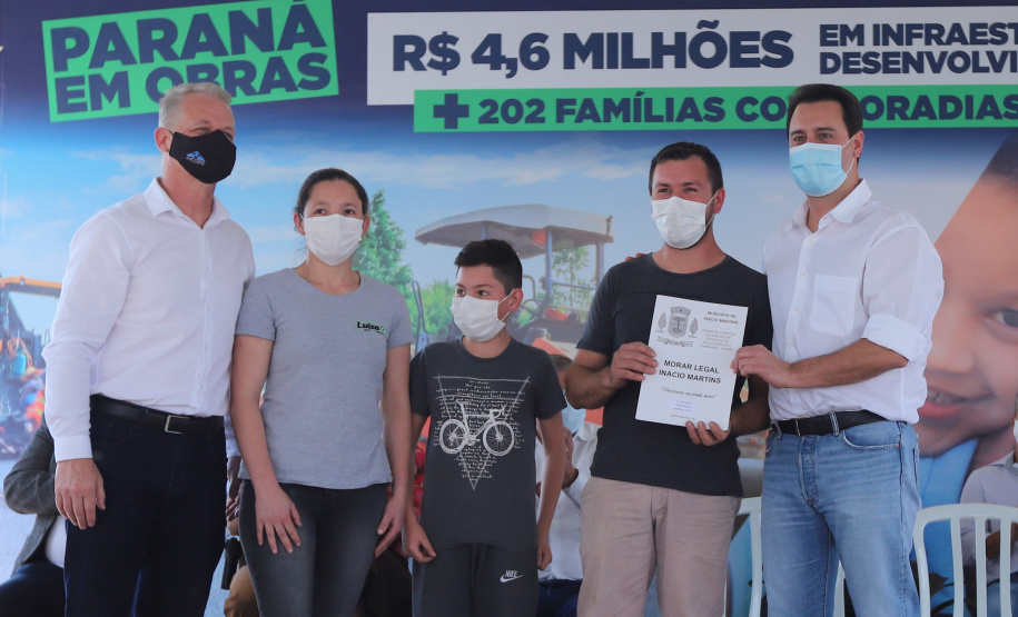 O governador Carlos Massa Ratinho Junior entrega nesta sexta-feira (24), para Inácio Martins, no Centro-Sul do Estado, 202 títulos de regularização fundiária para moradores do bairro São Roque. E tambem  libera R$ 2 milhões para pavimentação de vias.   24/09/2021 - Foto: Geraldo Bubniak/AEN