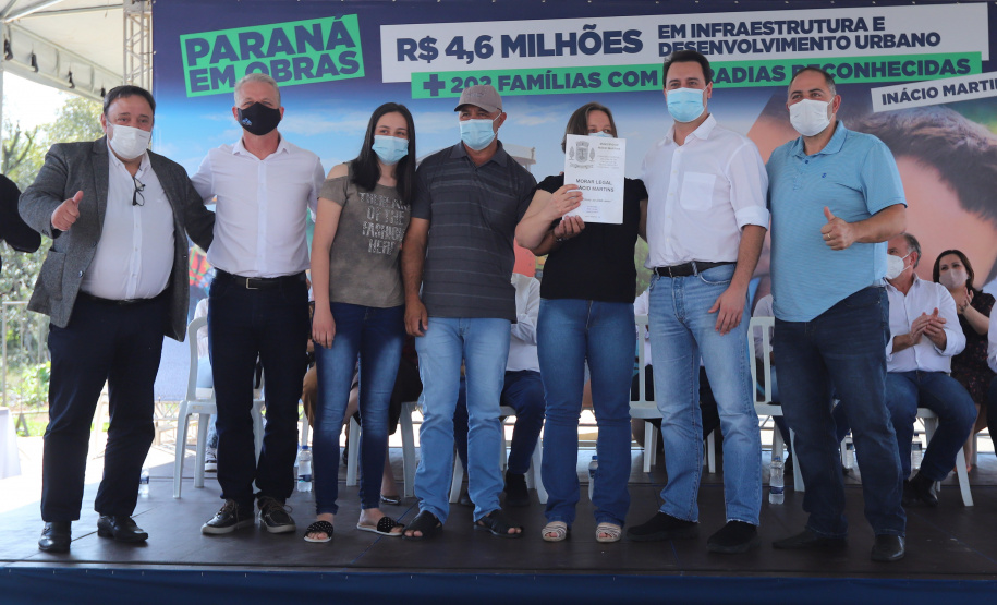 O governador Carlos Massa Ratinho Junior entrega nesta sexta-feira (24), para Inácio Martins, no Centro-Sul do Estado, 202 títulos de regularização fundiária para moradores do bairro São Roque. E tambem  libera R$ 2 milhões para pavimentação de vias.   24/09/2021 - Foto: Geraldo Bubniak/AEN