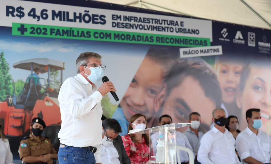 O governador Carlos Massa Ratinho Junior entrega nesta sexta-feira (24), para Inácio Martins, no Centro-Sul do Estado, 202 títulos de regularização fundiária para moradores do bairro São Roque. E tambem  libera R$ 2 milhões para pavimentação de vias.   Na foto, presidente da Cohapar, Jorge Lange, 24/09/2021 - Foto: Geraldo Bubniak/AEN