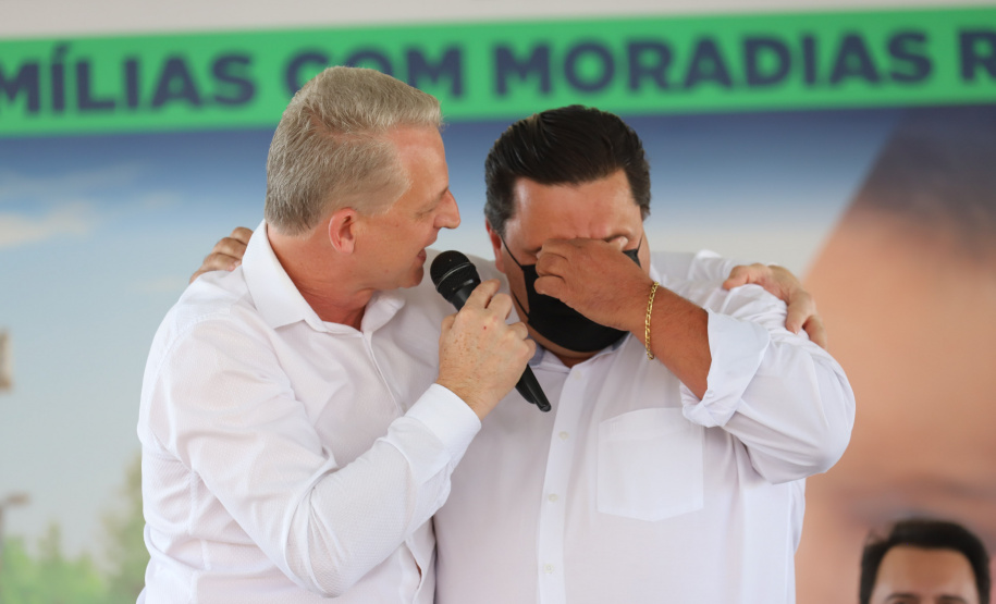 O governador Carlos Massa Ratinho Junior entrega nesta sexta-feira (24), para Inácio Martins, no Centro-Sul do Estado, 202 títulos de regularização fundiária para moradores do bairro São Roque. E tambem  libera R$ 2 milhões para pavimentação de vias.   Na foro o prefeito Junior Benato 24/09/2021 - Foto: Geraldo Bubniak/AEN