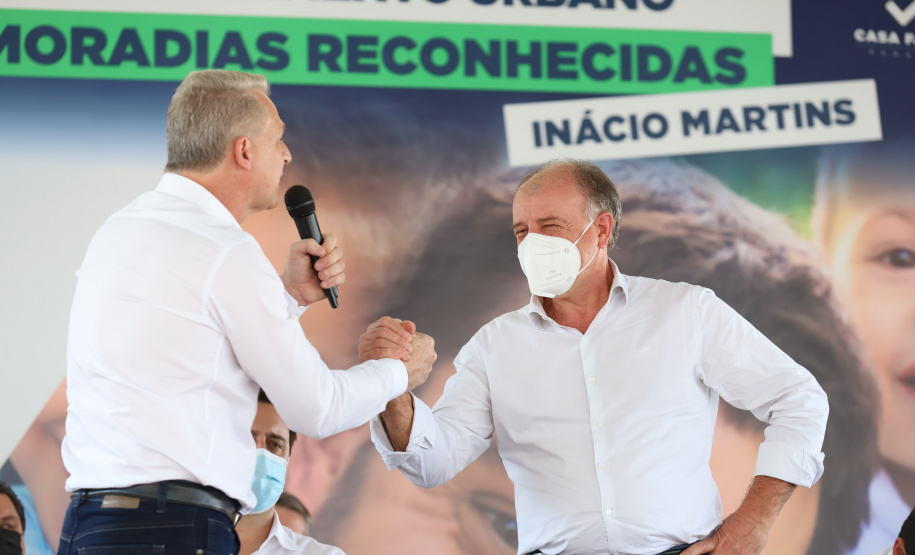 O governador Carlos Massa Ratinho Junior entrega nesta sexta-feira (24), para Inácio Martins, no Centro-Sul do Estado, 202 títulos de regularização fundiária para moradores do bairro São Roque. E tambem  libera R$ 2 milhões para pavimentação de vias.   Na foro o prefeito Junior Benato 24/09/2021 - Foto: Geraldo Bubniak/AEN