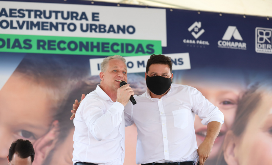 O governador Carlos Massa Ratinho Junior entrega nesta sexta-feira (24), para Inácio Martins, no Centro-Sul do Estado, 202 títulos de regularização fundiária para moradores do bairro São Roque. E tambem  libera R$ 2 milhões para pavimentação de vias.   Na foro o prefeito Junior Benato 24/09/2021 - Foto: Geraldo Bubniak/AEN