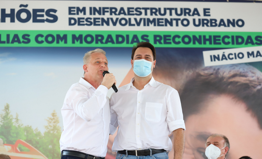 O governador Carlos Massa Ratinho Junior entrega nesta sexta-feira (24), para Inácio Martins, no Centro-Sul do Estado, 202 títulos de regularização fundiária para moradores do bairro São Roque. E tambem  libera R$ 2 milhões para pavimentação de vias.   Na foro o prefeito Junior Benato 24/09/2021 - Foto: Geraldo Bubniak/AEN