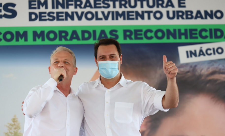 O governador Carlos Massa Ratinho Junior entrega nesta sexta-feira (24), para Inácio Martins, no Centro-Sul do Estado, 202 títulos de regularização fundiária para moradores do bairro São Roque. E tambem  libera R$ 2 milhões para pavimentação de vias.   Na foro o prefeito Junior Benato 24/09/2021 - Foto: Geraldo Bubniak/AEN