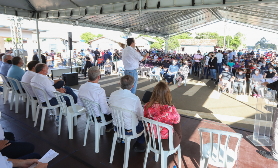 O governador Carlos Massa Ratinho Junior entrega nesta sexta-feira (24), para Inácio Martins, no Centro-Sul do Estado, 202 títulos de regularização fundiária para moradores do bairro São Roque. E tambem  libera R$ 2 milhões para pavimentação de vias.   24/09/2021 - Foto: Geraldo Bubniak/AEN