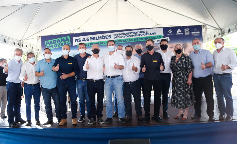 O governador Carlos Massa Ratinho Junior entrega nesta sexta-feira (24), para Inácio Martins, no Centro-Sul do Estado, 202 títulos de regularização fundiária para moradores do bairro São Roque. E tambem libera R$ 2 milhões para pavimentação de vias. 24/09/2021  -  Foto: Jonathan Campos/AEN