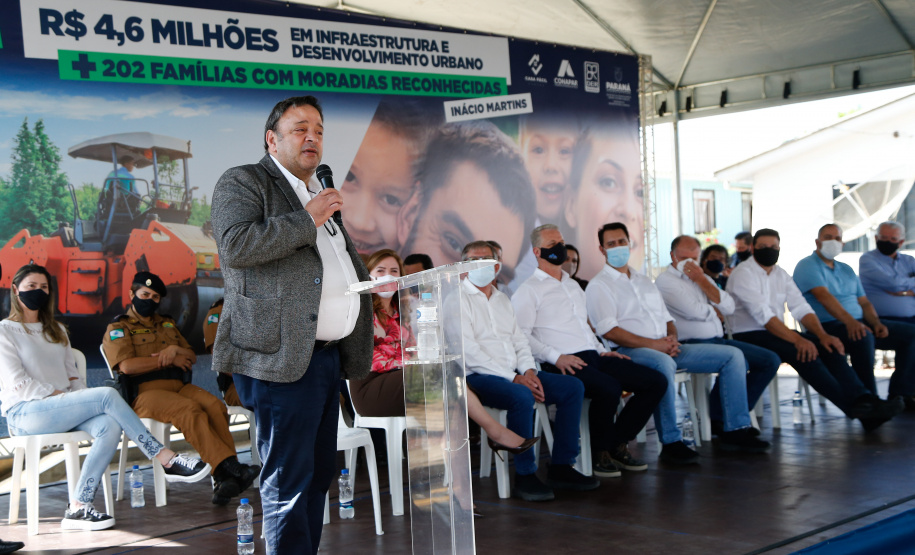 O governador Carlos Massa Ratinho Junior entrega nesta sexta-feira (24), para Inácio Martins, no Centro-Sul do Estado, 202 títulos de regularização fundiária para moradores do bairro São Roque. E tambem libera R$ 2 milhões para pavimentação de vias. 24/09/2021  -  Foto: Jonathan Campos/AEN