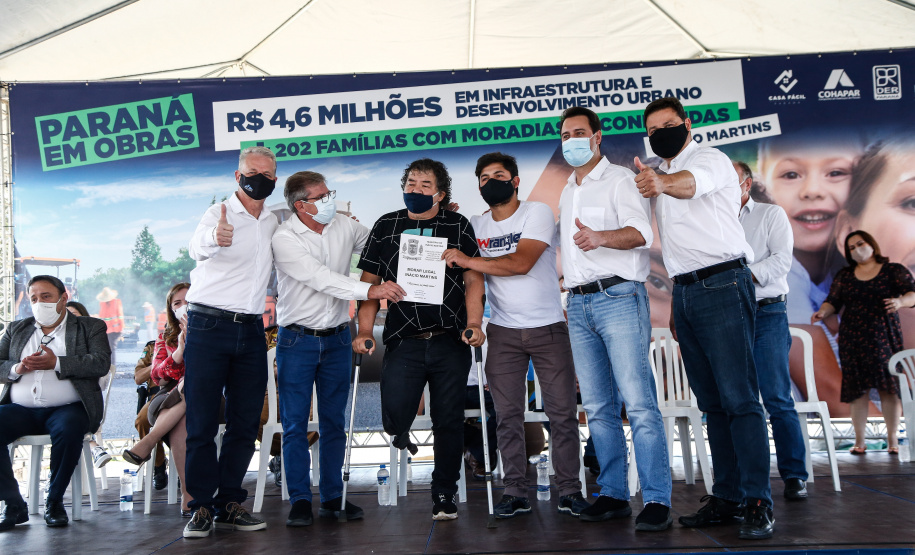 O governador Carlos Massa Ratinho Junior entrega nesta sexta-feira (24), para Inácio Martins, no Centro-Sul do Estado, 202 títulos de regularização fundiária para moradores do bairro São Roque. E tambem libera R$ 2 milhões para pavimentação de vias. 24/09/2021  -  Foto: Jonathan Campos/AEN