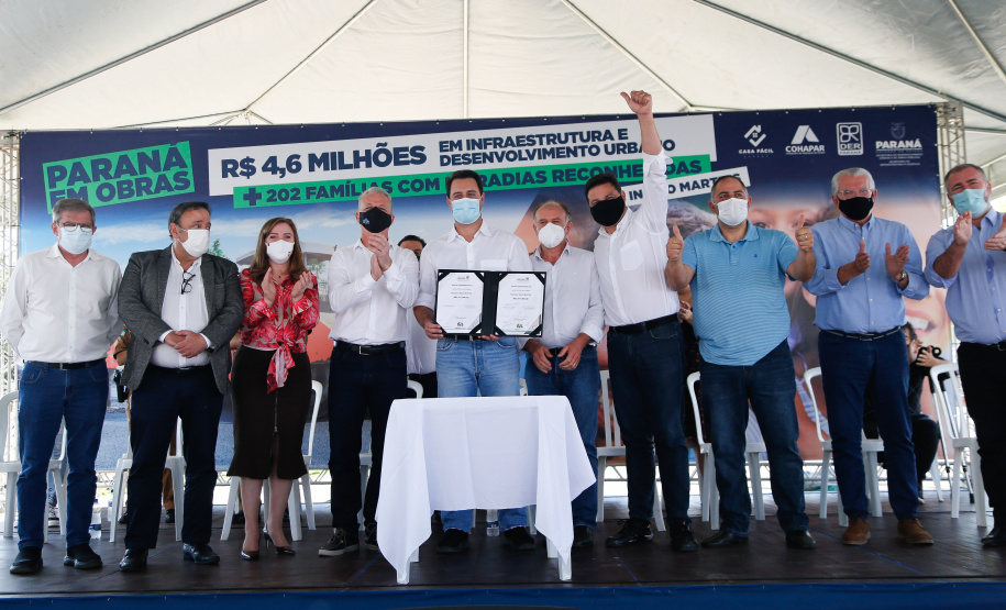 O governador Carlos Massa Ratinho Junior entrega nesta sexta-feira (24), para Inácio Martins, no Centro-Sul do Estado, 202 títulos de regularização fundiária para moradores do bairro São Roque. E tambem libera R$ 2 milhões para pavimentação de vias. 24/09/2021  -  Foto: Jonathan Campos/AEN