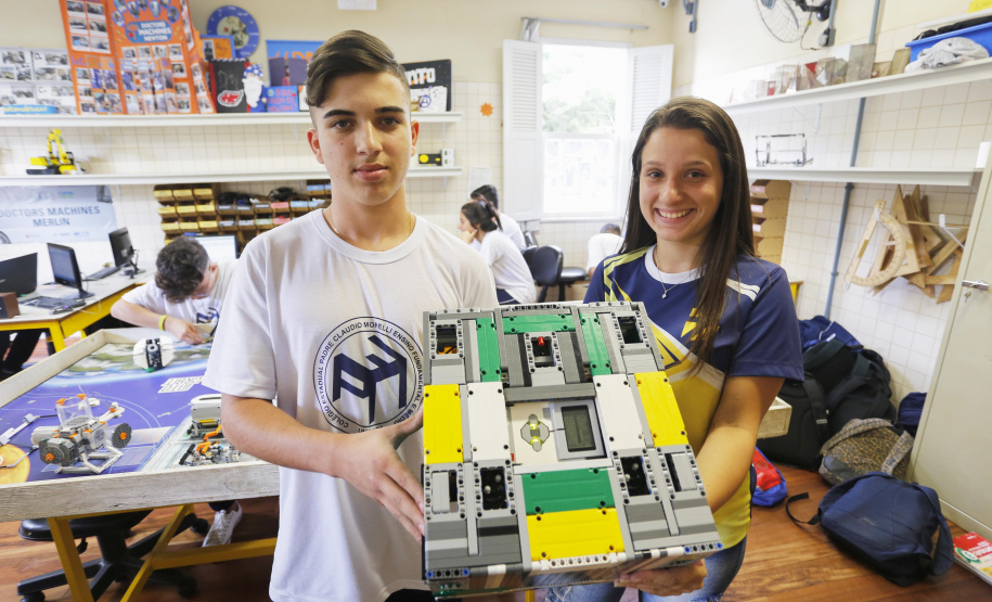 Alunos do Colégio Estadual Padre Cláudio Morelli, no Umbará, constroem robô para participar do torneio de robótica First Lego League. João Vitor Gomes e Maria Frizzo com o robô, Holmes (foto).Curitiba, 18-02-19Foto: Arnaldo Alves / ANPr.