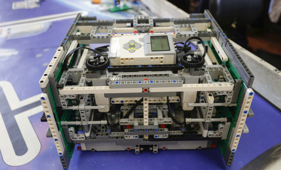 Alunos do Colégio Estadual Padre Cláudio Morelli, no Umbará, constroem robô para participar do torneio de robótica First Lego League. robô Holmes (foto).Curitiba, 18-02-19Foto: Arnaldo Alves / ANPr.