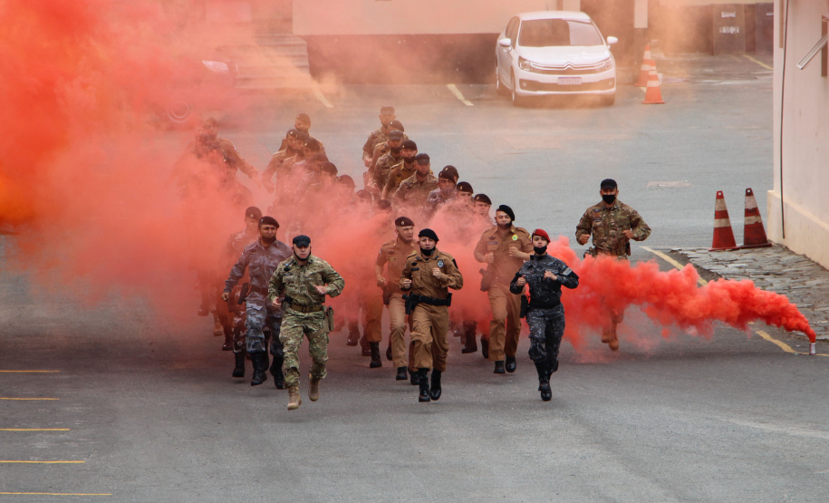 A Polícia Militar do Paraná formou, nesta sexta-feira (24/09), 30 militares estaduais do Paraná, três do Amapá e uma policial do Ceará com o XV Curso de Controle de Distúrbios Civis (CCDC) turma 2021. -  Curitiba, 24/09/2021  -  Foto: Soldado Ismael Ponchio