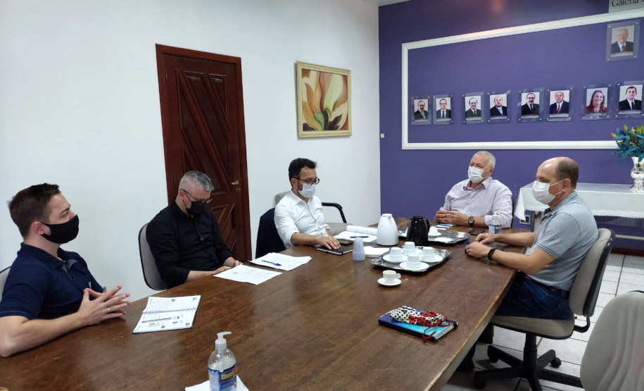 O diretor-presidente da Fomento Paraná, Heraldo Neves, e o diretor de Operações do Setor Privado, Renato Maçaneiro, fizeram uma apresentação das linhas de crédito da instituição para as seis sociedades garantidoras de crédito (SGCs) paranaenses em uma reunião com o presidente da SGC Central, Augusto Sperotto, e o diretor superintendente, Flávio Locatelli, na Associação Comercial e Empresarial de Toledo, na manhã desta sexta, 24.  -  Curitiba, 24/09/2021  -  Foto: Fomento Paraná