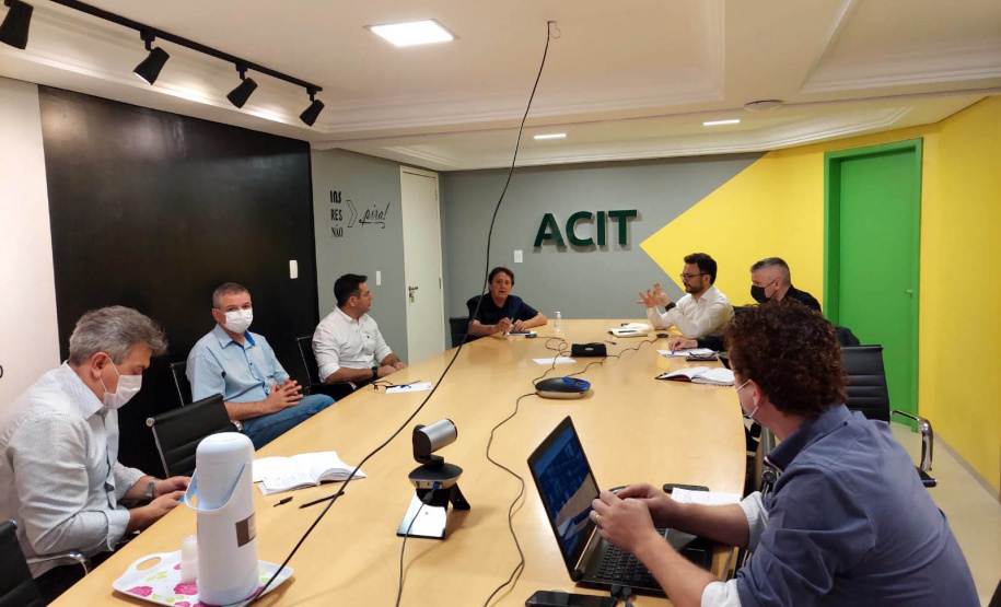 O diretor-presidente da Fomento Paraná, Heraldo Neves, e o diretor de Operações do Setor Privado, Renato Maçaneiro, fizeram uma apresentação das linhas de crédito da instituição para as seis sociedades garantidoras de crédito (SGCs) paranaenses em uma reunião com o presidente da SGC Central, Augusto Sperotto, e o diretor superintendente, Flávio Locatelli, na Associação Comercial e Empresarial de Toledo, na manhã desta sexta, 24.  -  Curitiba, 24/09/2021  -  Foto: Fomento Paraná