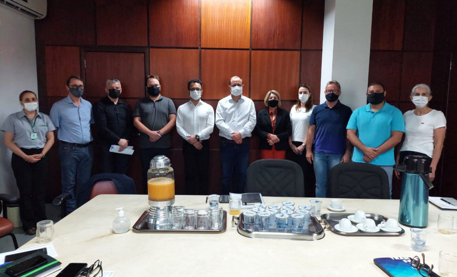 O diretor-presidente da Fomento Paraná, Heraldo Neves, e o diretor de Operações do Setor Privado, Renato Maçaneiro, fizeram uma apresentação das linhas de crédito da instituição para as seis sociedades garantidoras de crédito (SGCs) paranaenses em uma reunião com o presidente da SGC Central, Augusto Sperotto, e o diretor superintendente, Flávio Locatelli, na Associação Comercial e Empresarial de Toledo, na manhã desta sexta, 24.  -  Curitiba, 24/09/2021  -  Foto: Fomento Paraná