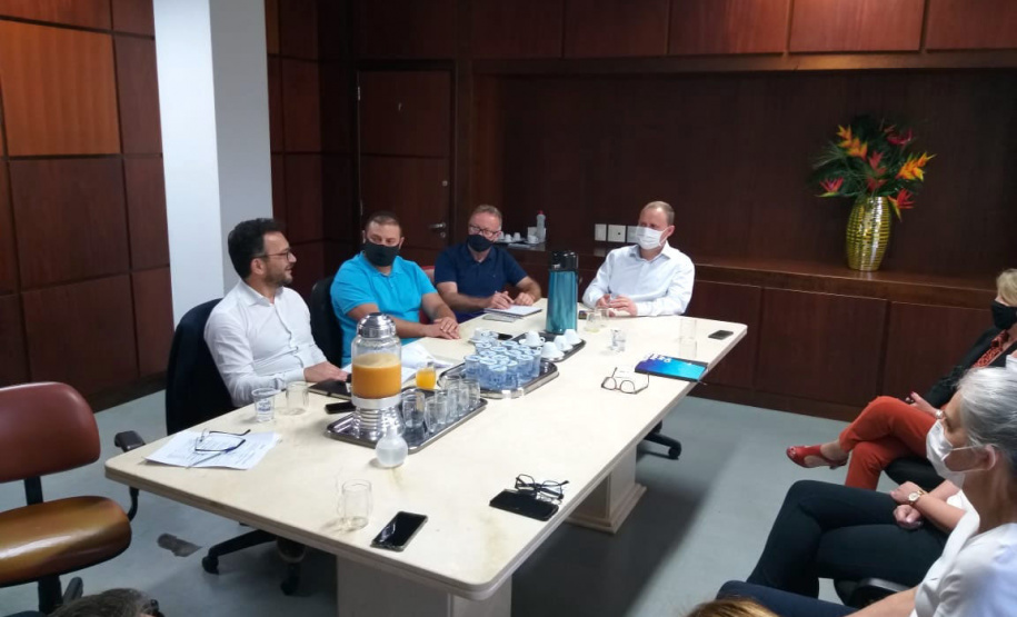 O diretor-presidente da Fomento Paraná, Heraldo Neves, e o diretor de Operações do Setor Privado, Renato Maçaneiro, fizeram uma apresentação das linhas de crédito da instituição para as seis sociedades garantidoras de crédito (SGCs) paranaenses em uma reunião com o presidente da SGC Central, Augusto Sperotto, e o diretor superintendente, Flávio Locatelli, na Associação Comercial e Empresarial de Toledo, na manhã desta sexta, 24.  -  Curitiba, 24/09/2021  -  Foto: Fomento Paraná