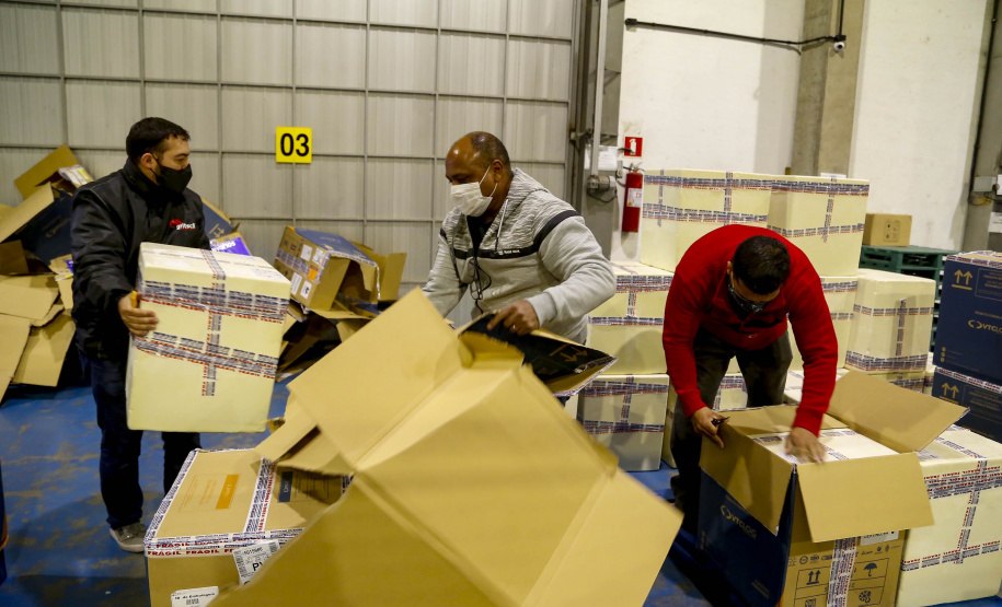 Primeiras doses exclusivas para adolescentes de 12 a 17 anos chegam ao Paraná.
Foto Gilson Abreu/AEN
