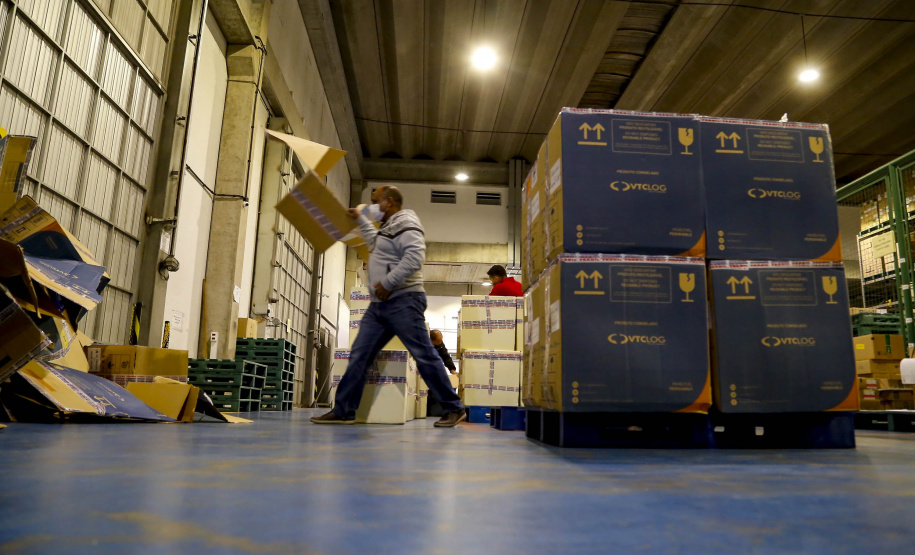 Primeiras doses exclusivas para adolescentes de 12 a 17 anos chegam ao Paraná.
Foto Gilson Abreu/AEN