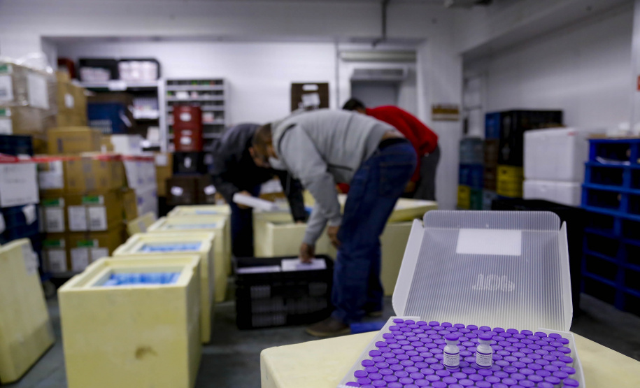 Primeiras doses exclusivas para adolescentes de 12 a 17 anos chegam ao Paraná.
Foto Gilson Abreu/AEN