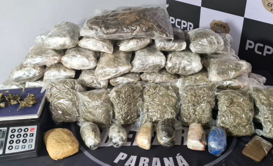 A Polícia Civil do Paraná (PCPR) apreendeu 1.492,46 quilos de maconha do crime organizado, na noite de sexta-feira (24), em estacionamentos na região central de Curitiba. Um homem e duas mulheres, de 27, 28 e 35 anos, foram presos em flagrante pelos crimes de tráfico de drogas, associação para o tráfico e posse ilegal de arma de fogo.  -  Curitiba, 27/09/2021  -  Foto: Polícia Civildo Paraná