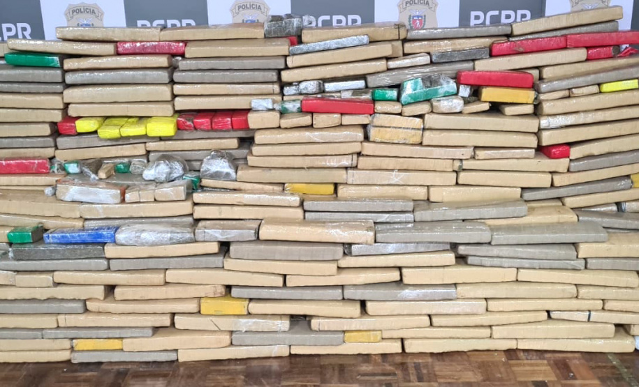 A Polícia Civil do Paraná (PCPR) apreendeu 1.492,46 quilos de maconha do crime organizado, na noite de sexta-feira (24), em estacionamentos na região central de Curitiba. Um homem e duas mulheres, de 27, 28 e 35 anos, foram presos em flagrante pelos crimes de tráfico de drogas, associação para o tráfico e posse ilegal de arma de fogo.  -  Curitiba, 27/09/2021  -  Foto: Polícia Civildo Paraná