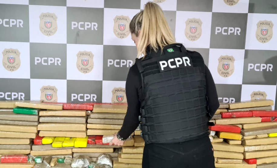 A Polícia Civil do Paraná (PCPR) apreendeu 1.492,46 quilos de maconha do crime organizado, na noite de sexta-feira (24), em estacionamentos na região central de Curitiba. Um homem e duas mulheres, de 27, 28 e 35 anos, foram presos em flagrante pelos crimes de tráfico de drogas, associação para o tráfico e posse ilegal de arma de fogo.  -  Curitiba, 27/09/2021  -  Foto: Polícia Civildo Paraná