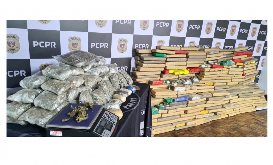 A Polícia Civil do Paraná (PCPR) apreendeu 1.492,46 quilos de maconha do crime organizado, na noite de sexta-feira (24), em estacionamentos na região central de Curitiba. Um homem e duas mulheres, de 27, 28 e 35 anos, foram presos em flagrante pelos crimes de tráfico de drogas, associação para o tráfico e posse ilegal de arma de fogo.  -  Curitiba, 27/09/2021  -  Foto: Polícia Civildo Paraná