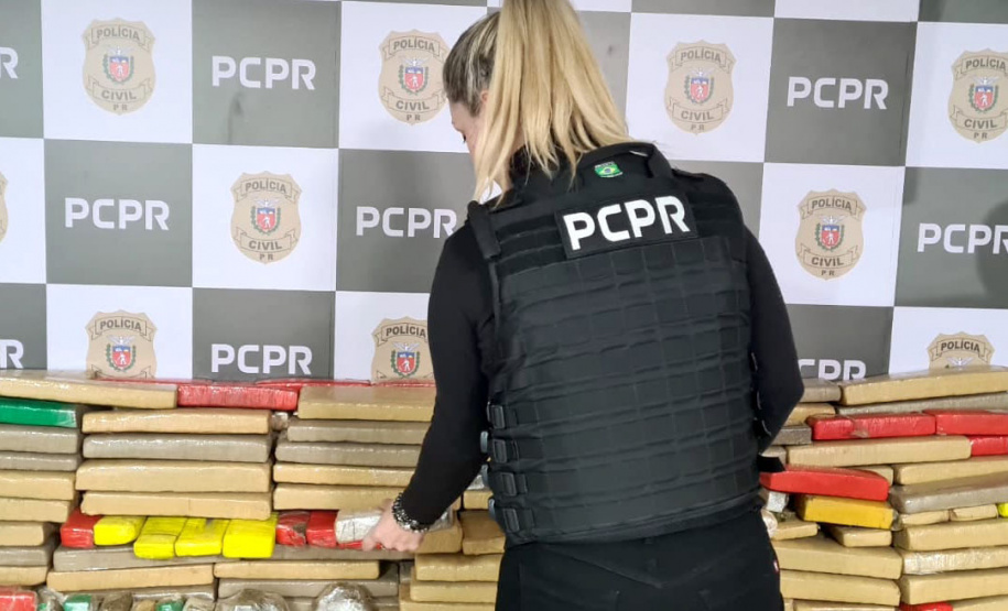 A Polícia Civil do Paraná (PCPR) apreendeu 1.492,46 quilos de maconha do crime organizado, na noite de sexta-feira (24), em estacionamentos na região central de Curitiba. Um homem e duas mulheres, de 27, 28 e 35 anos, foram presos em flagrante pelos crimes de tráfico de drogas, associação para o tráfico e posse ilegal de arma de fogo.  -  Curitiba, 27/09/2021  -  Foto: Polícia Civildo Paraná