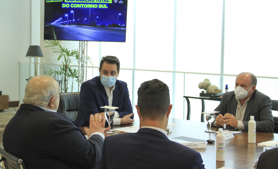 O Contorno Sul de Curitiba ficará mais seguro para motoristas e pedestres. O trecho de 14,6 quilômetros, entre as intercessões com a BR-277 (km 587) e a Linha Verde (km 601), vai receber nova iluminação, toda em LED. O edital que dá início ao processo de intervenção foi lançado nesta segunda-feira (27), em cerimônia no Palácio Iguaçu, pelo governador Carlos Massa Ratinho Junior e o prefeito da Capital, Rafael Greca. Foto: Gustavo Pontes/SEDU